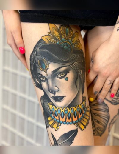 Neotradycjonalny tatuaż - portret księżniczki na udzie wykonany w studiu Omerta Tattoo, Wrocław