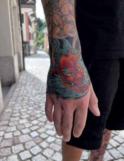 Japoński tatuaż smoka na przedramieniu wykonany w studiu Omerta Tattoo, Wrocław
