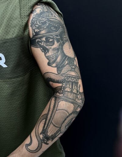 Japoński, mroczny tatuaż - kościotrup z latarnią na rękawie wykonany w studiu Omerta Tattoo, Wrocław