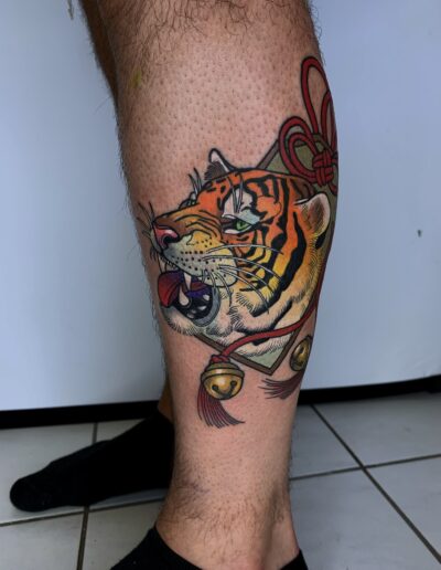 Neotradycjonalny tatuaż tygrysa na łydce wykonany w studiu Omerta Tattoo, Wrocław