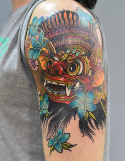 Neotradycjonalny tatuaż japońskiego demona na przeramieniu wykonany w studiu Omerta Tattoo, Wrocław