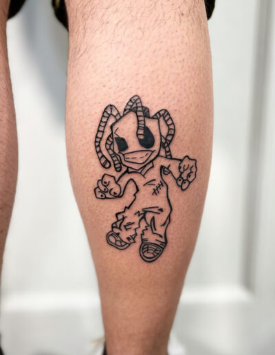 Minimalistyczny, konturowy tatuaż na łydce wykonany w studiu Omerta Tattoo, Wrocław