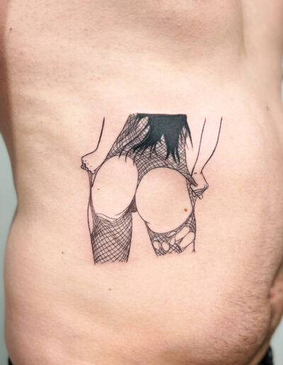 Minimalistyczny, konturowy tatuaż, ignorant tattoo - tyłek kobiety w kabaretkach wykonany w studiu Omerta Tattoo, Wrocław