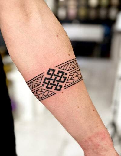Tatuaż opaska na ręce - Maori polinezyjski, wykonany w studiu Omerta Tattoo, Wrocław