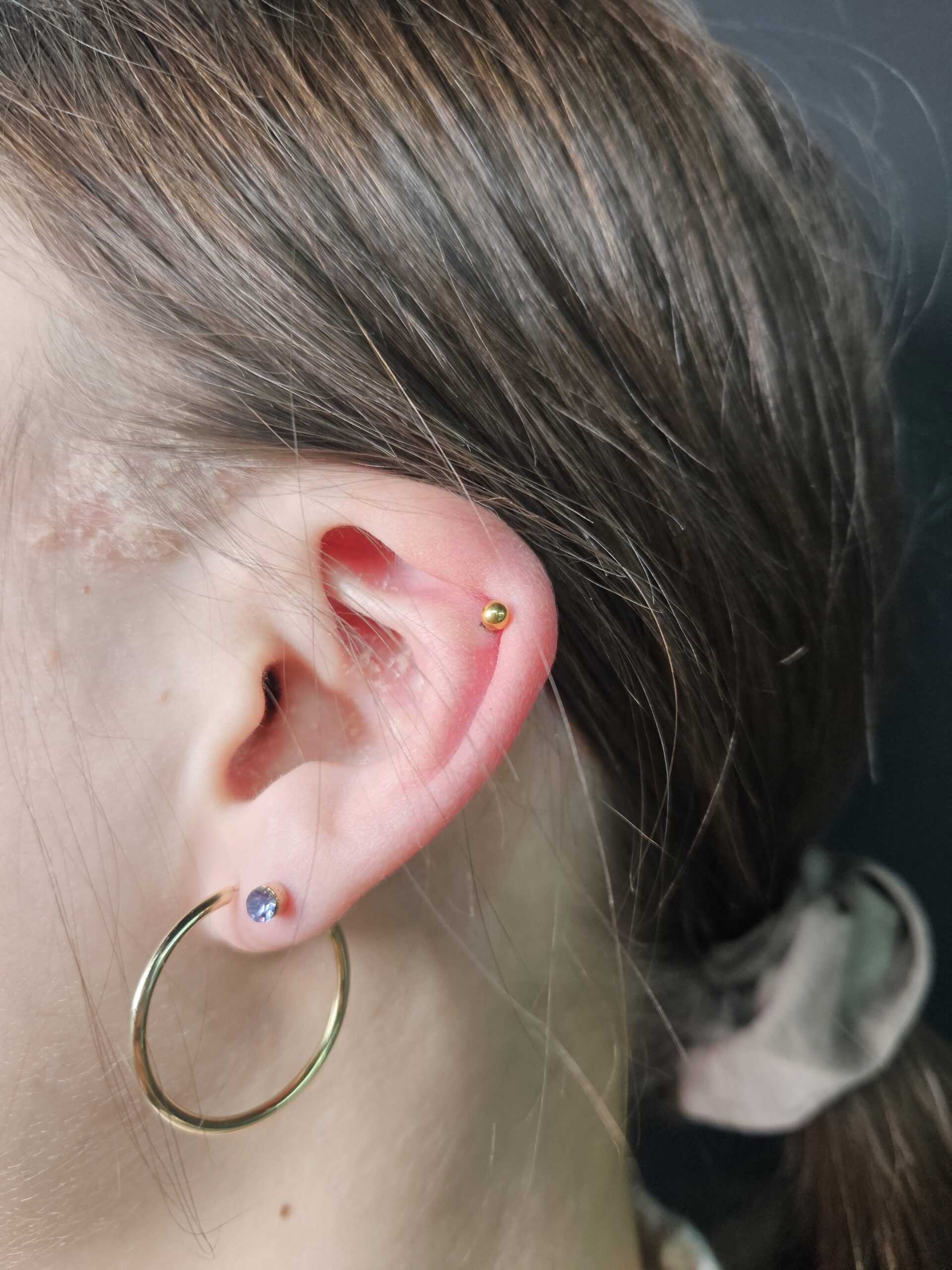 Kolczyk helix Kolczyk w uchu - helix wykonany w Omerta Tattoo, Wrocław