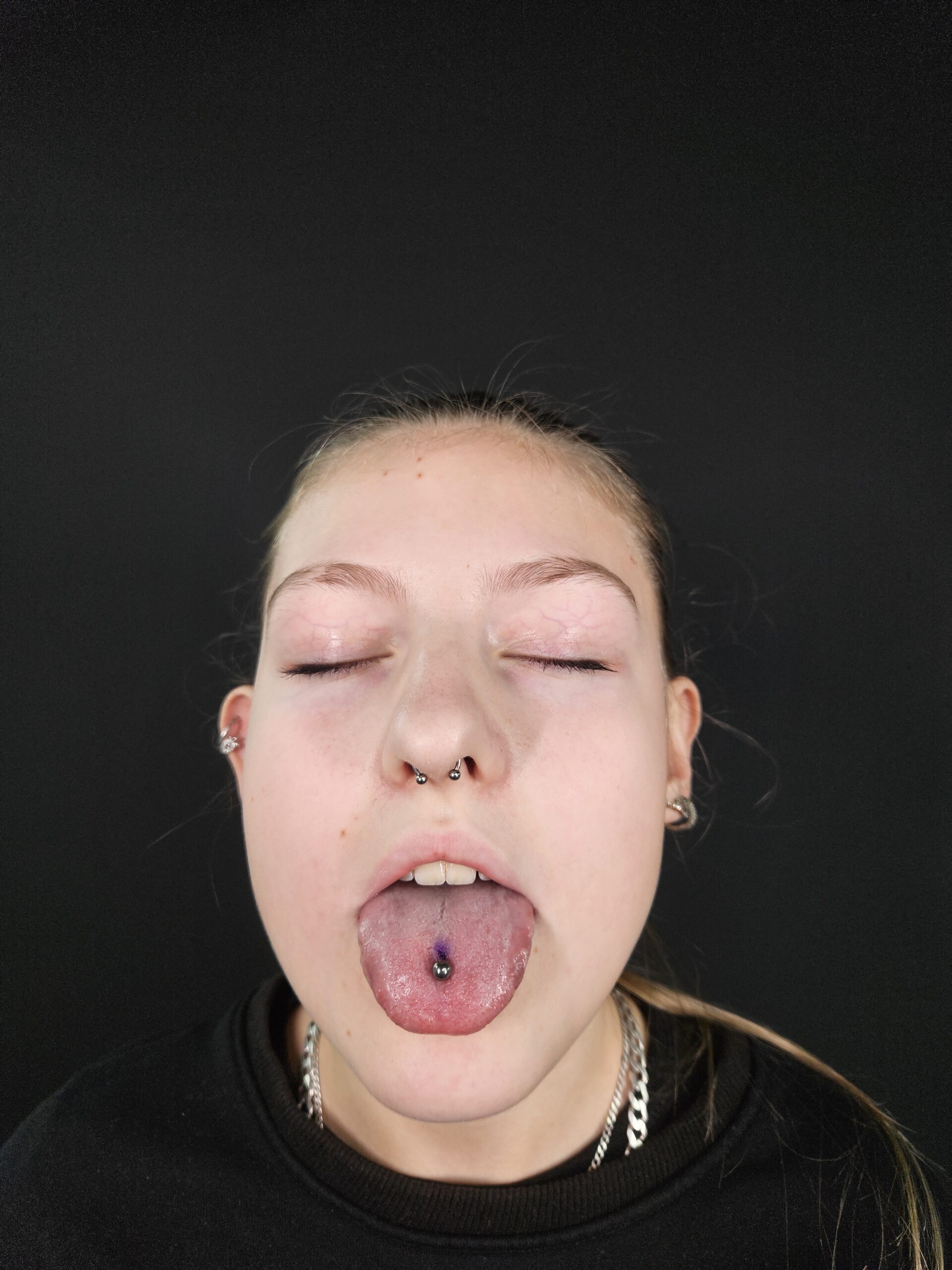 Kolczyk w języku Kolczyk w języku wykonany w Omerta Tattoo, Wrocław