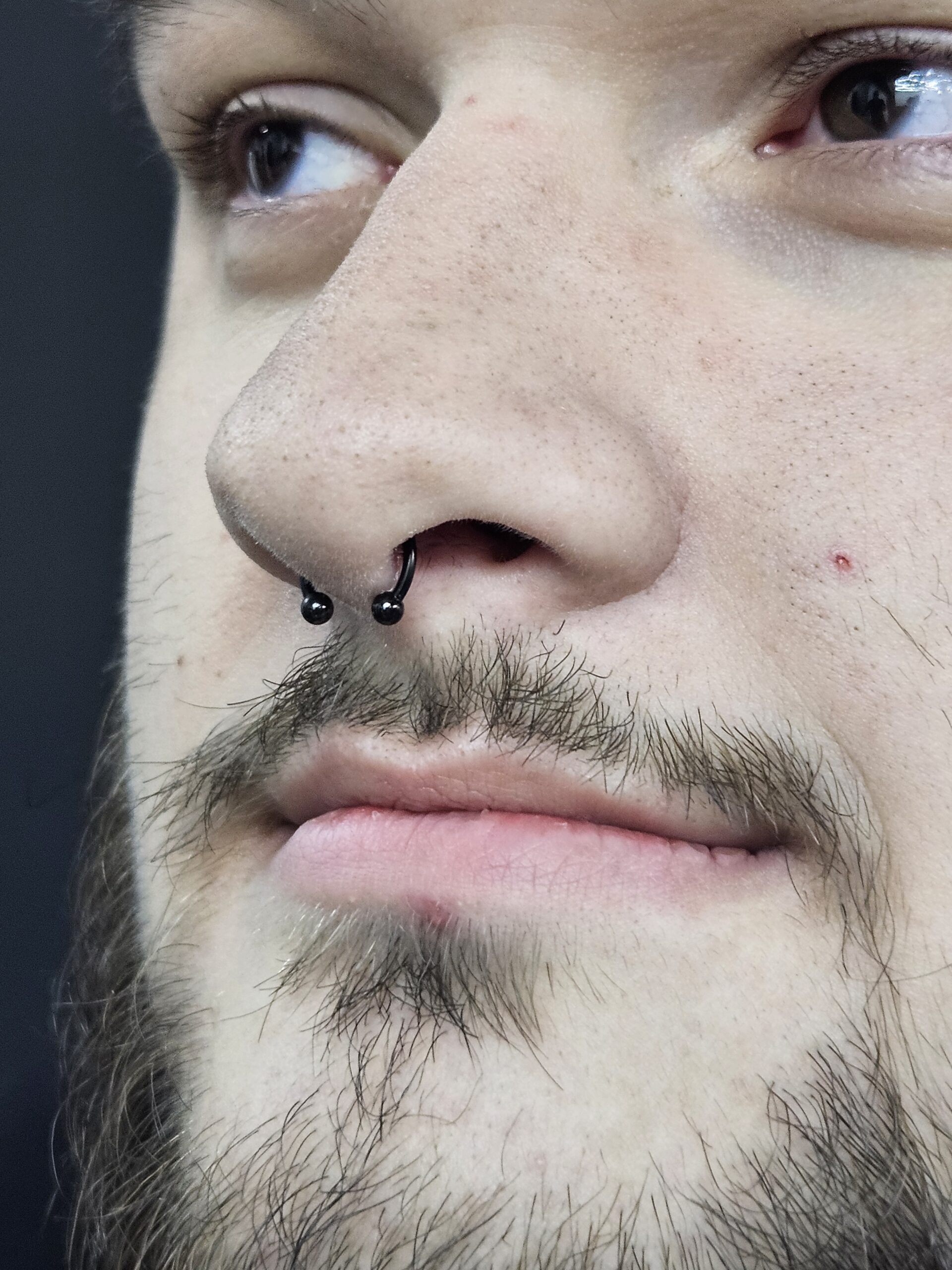 Septum Kolczyk w nosie - septum wykonany w Omerta Tattoo, Wrocław