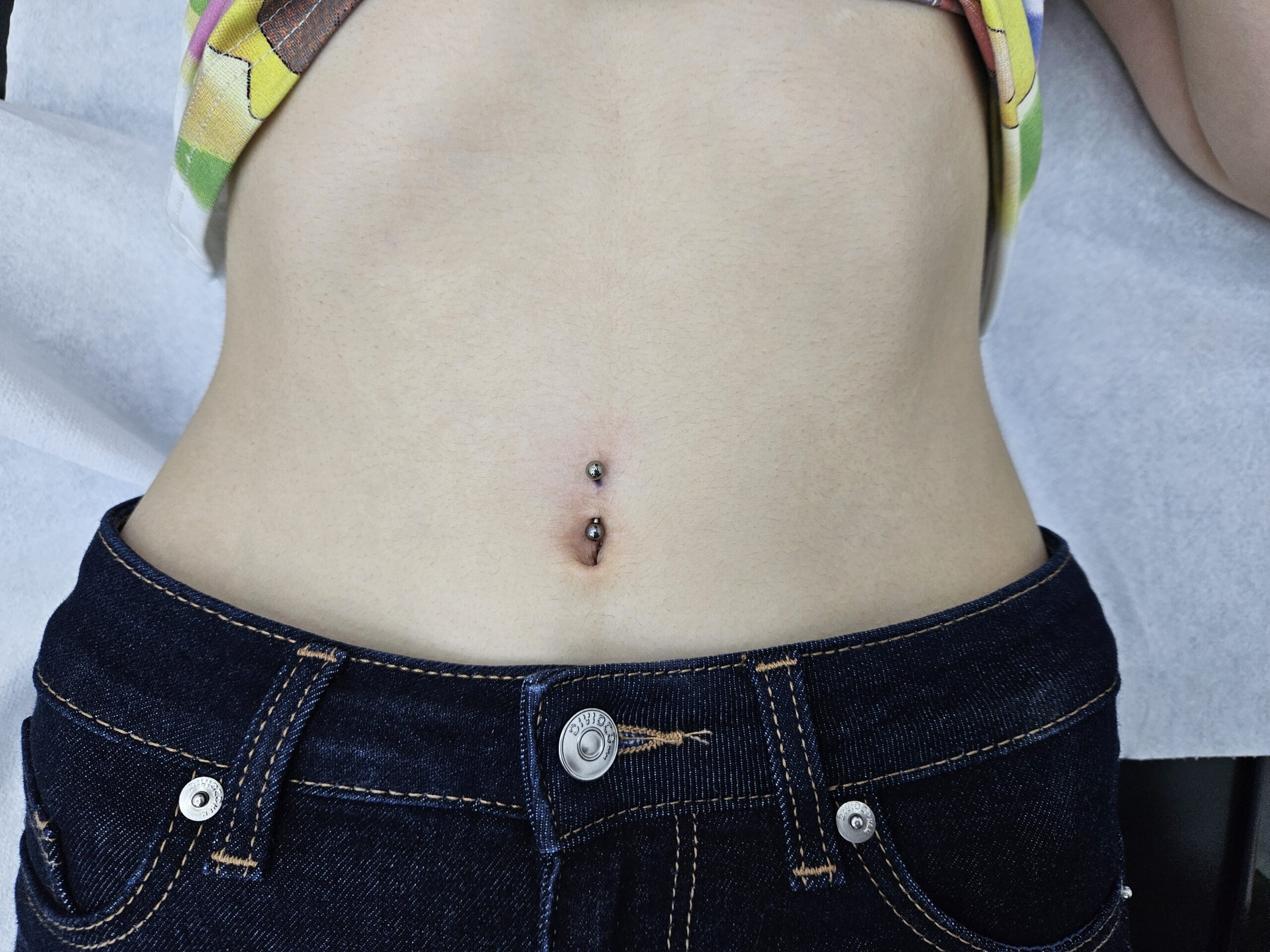 Kolczyk w pępku Kolczyk w pępku wykonany w Omerta Tattoo, Wrocław
