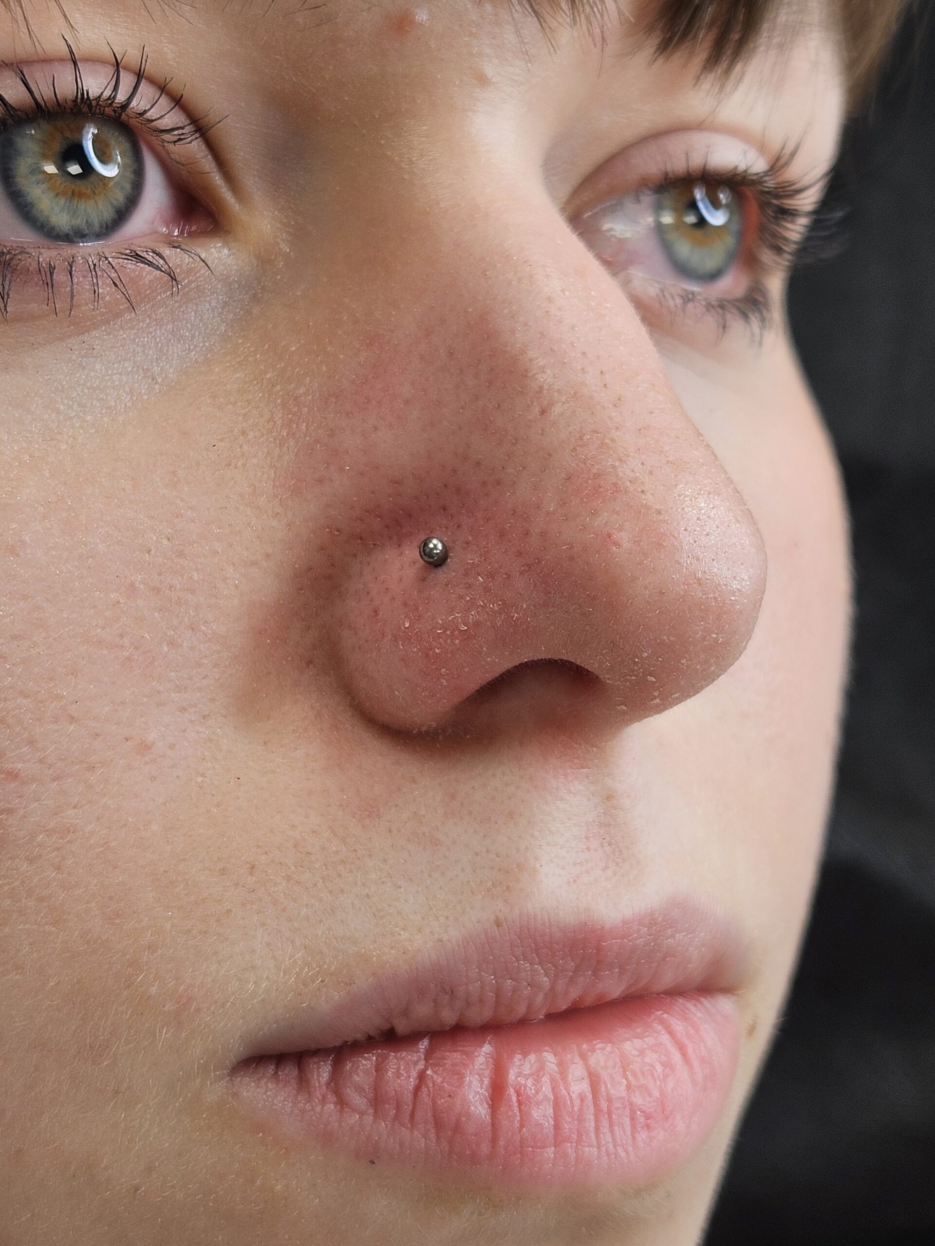 Nostril Kolczyk w nosie - nostril wykonany w Omerta Tattoo, Wrocław